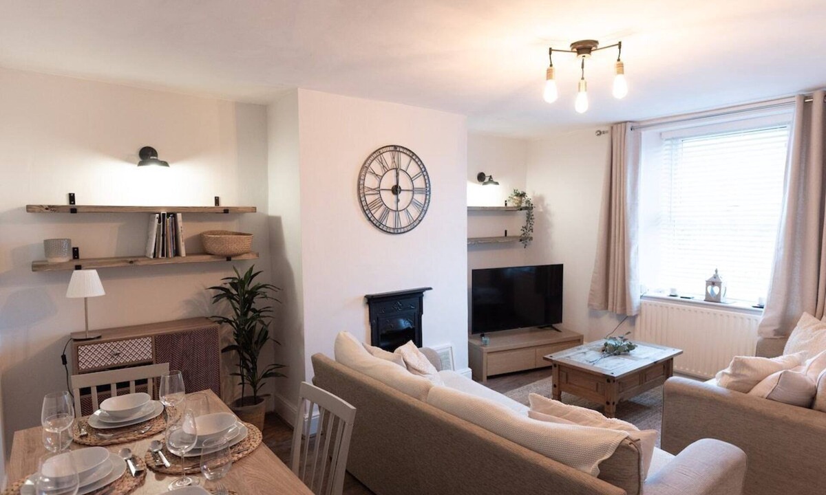 Deepcar House | The Oak Cottage: Charming house