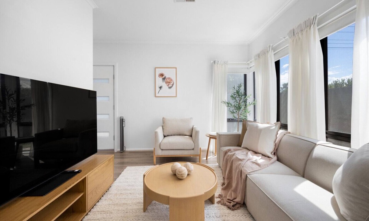 Kidman Park House | The Oak Grove - Dedicated Workspace, WiFi, Parking