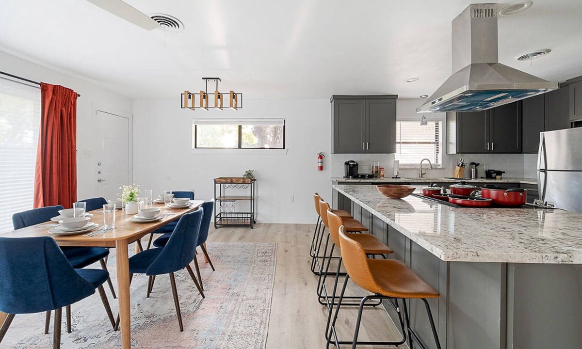 Richardson House | The Oak | King Bed & HUGE Backyard