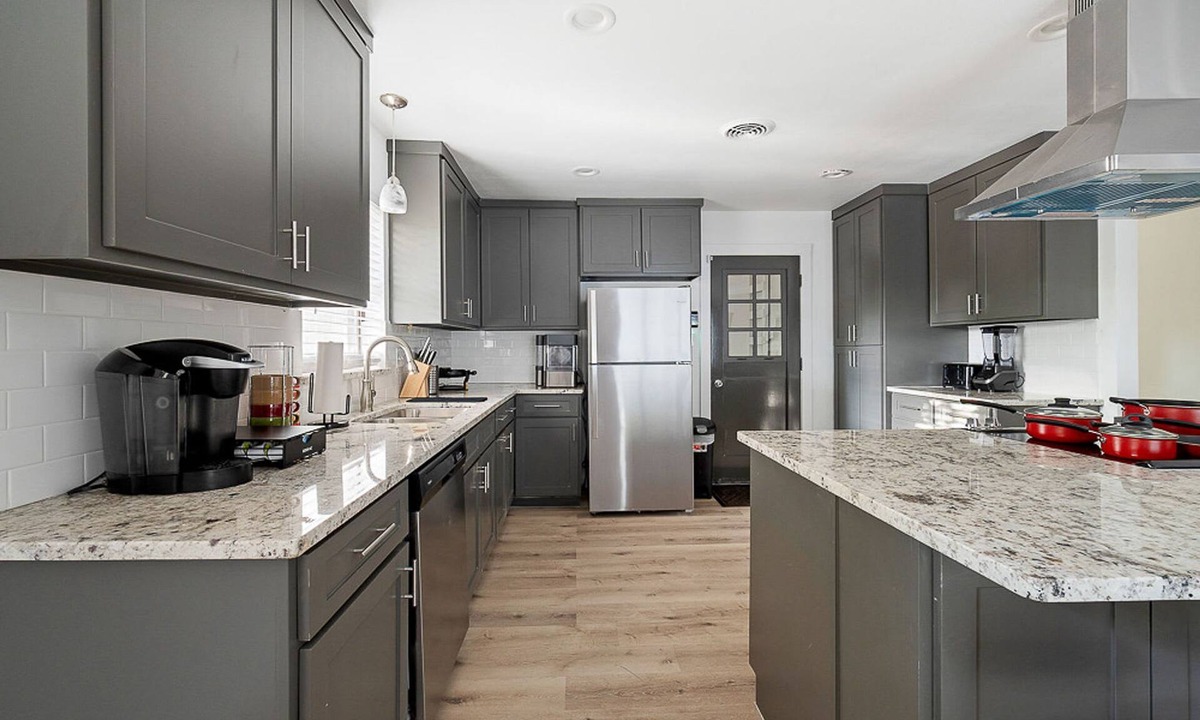 Richardson House | The Oak King Bed Huge Backyard