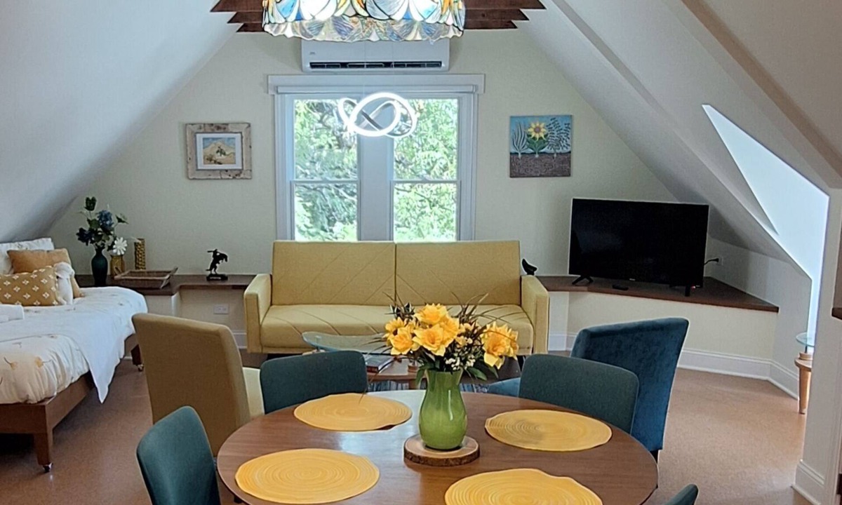 Oak Park Apartment | The Oak Park Loft, Including Garage