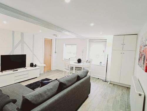 Farnham Apartment | The Oak Suite
