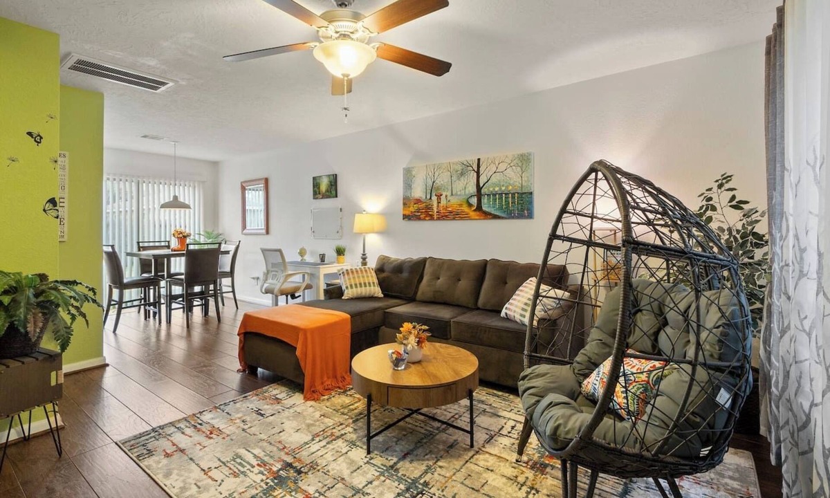 Houston House | The Oaks at Burnell – Private Houston Home