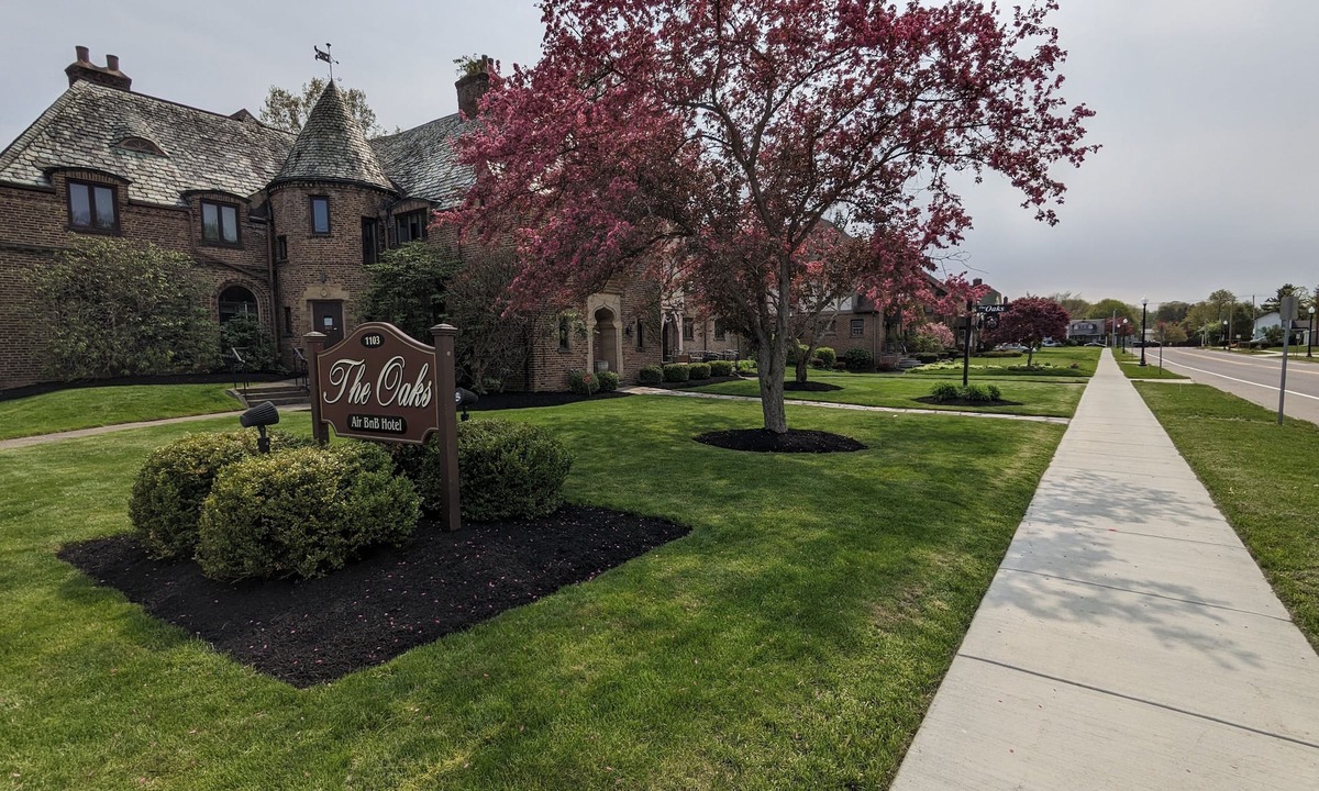 Jamestown Bed & Breakfast | The Oaks B&B Hotel and Spiritual Center