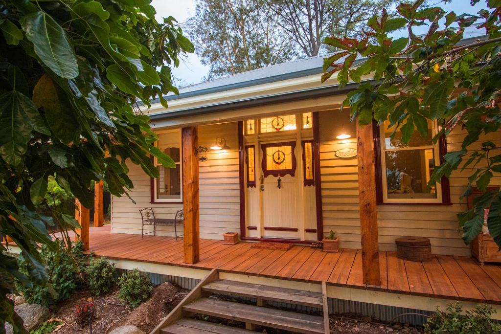 Lilydale Bed & Breakfast | The Oaks Lilydale Accommodation