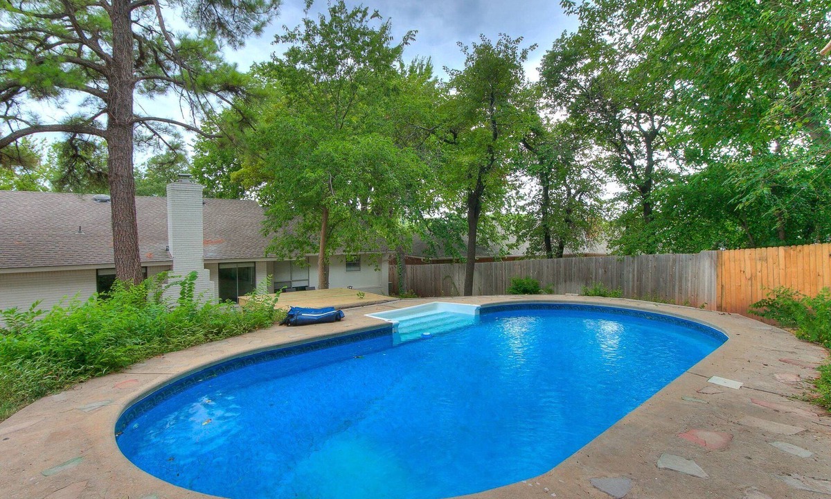 Edmond House | The Oaks on Cedar Ridge | 3BR Pool Home | Edmond