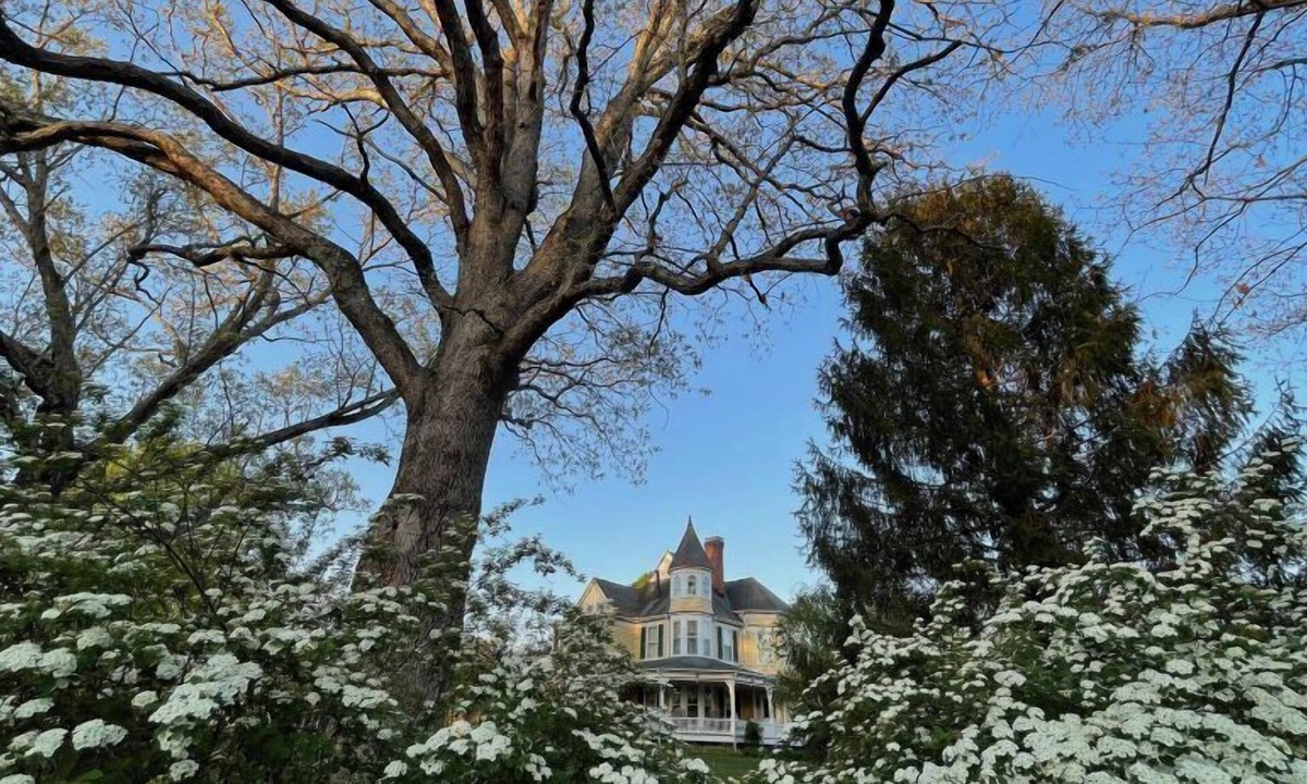 Christiansburg Bed & Breakfast | The Oaks Victorian Inn