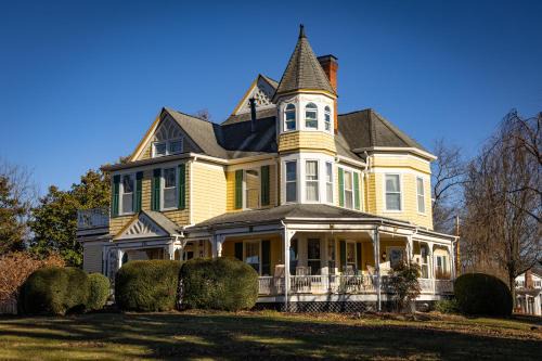 Christiansburg Bed & Breakfast | The Oaks Victorian Inn