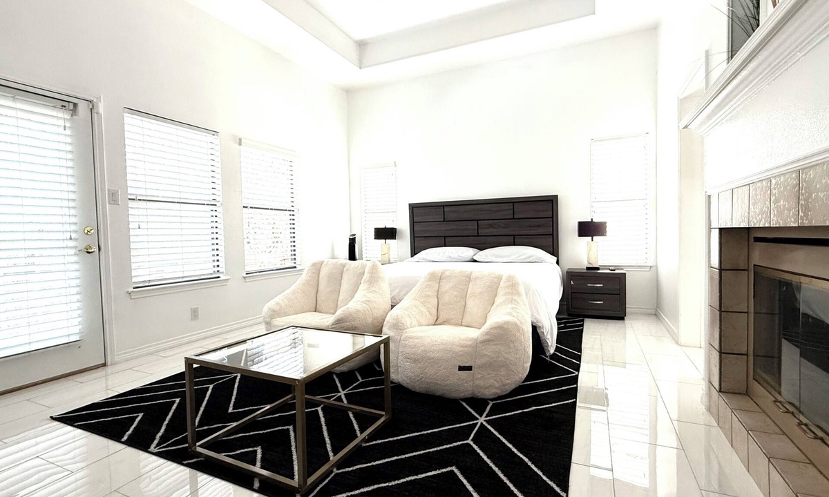 Crownridge of Texas House | The Oakview House by Six Flags, La Cantera, and The Rim