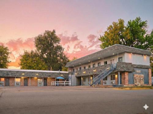 Sterling Hotel | The Oakwood Inn