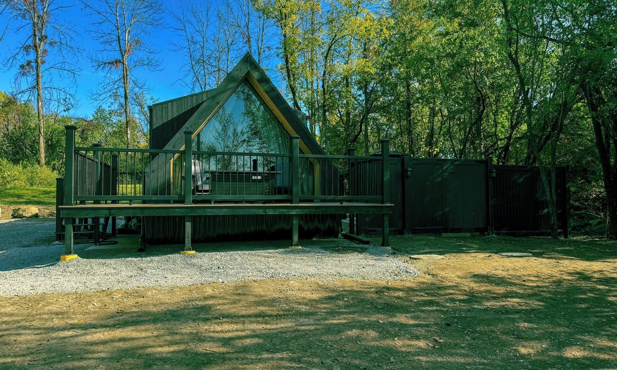 St. Albans Cabin | The Obsidian A Hideaway