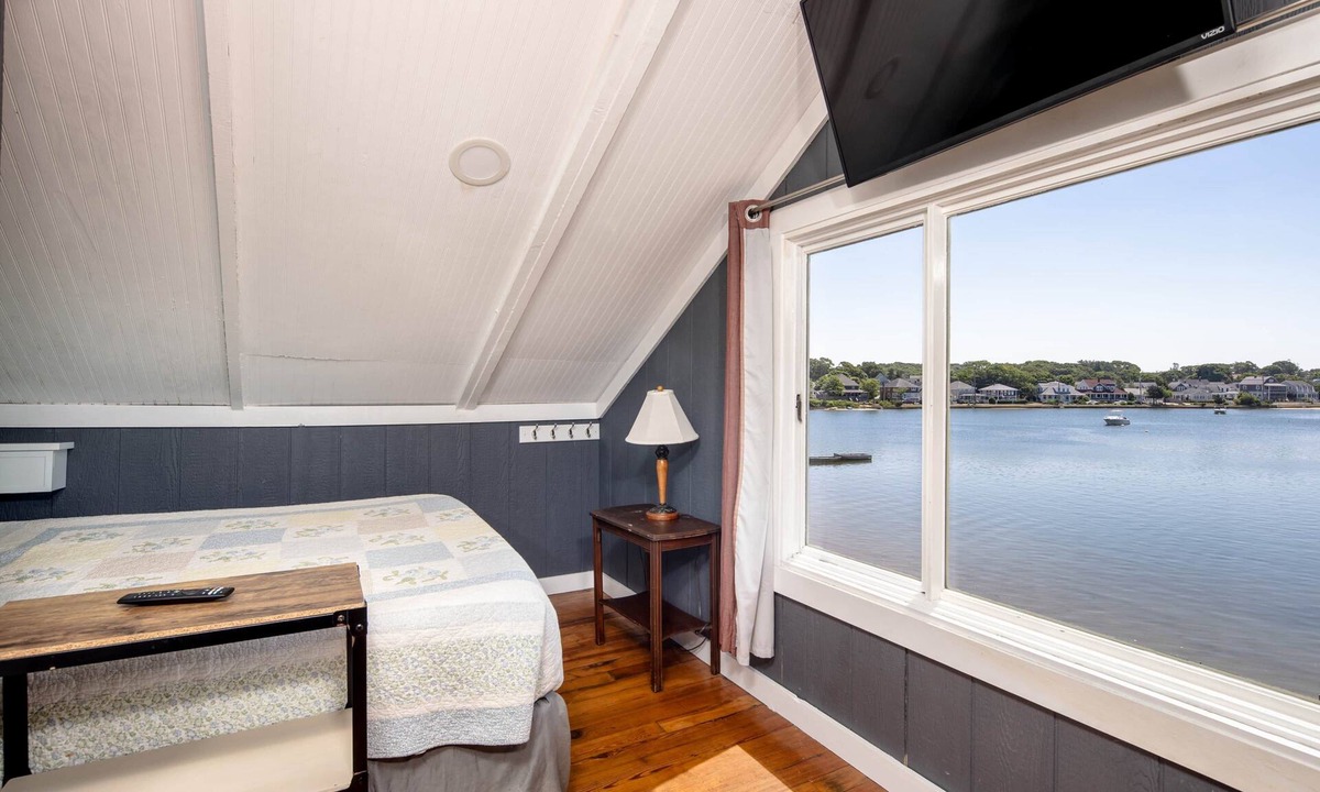 Onset House | The Ocean View Room @ The Compound~Romantic Professional