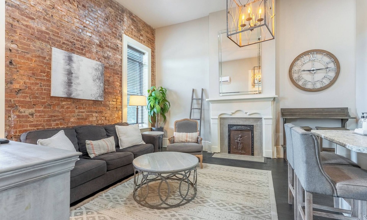 Livingston House | The Officer-Chic 1 bedroom on the Historic Square