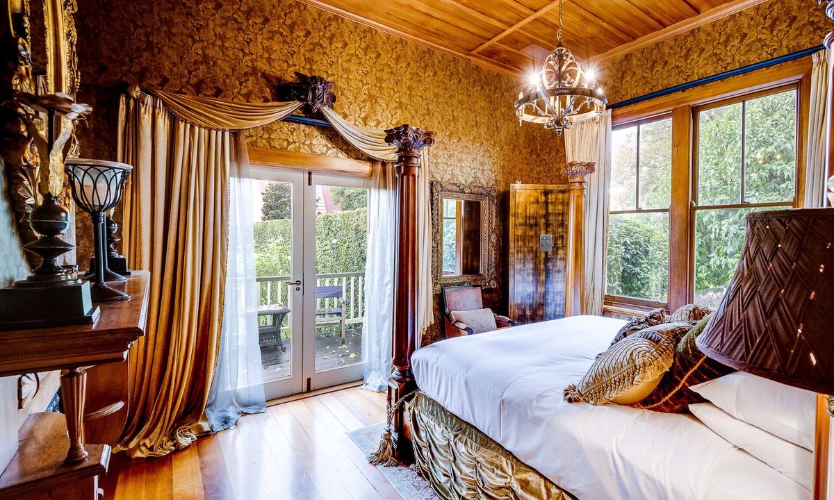 Meeanee House | The Old Church Villa - Napier Holiday Home