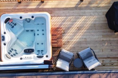 Queens House | The Old Kettle Cabin with Hot Tub