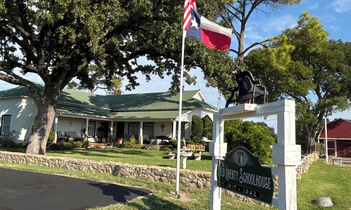 Azle Bed & Breakfast | The Old Liberty Schoolhouse B&B