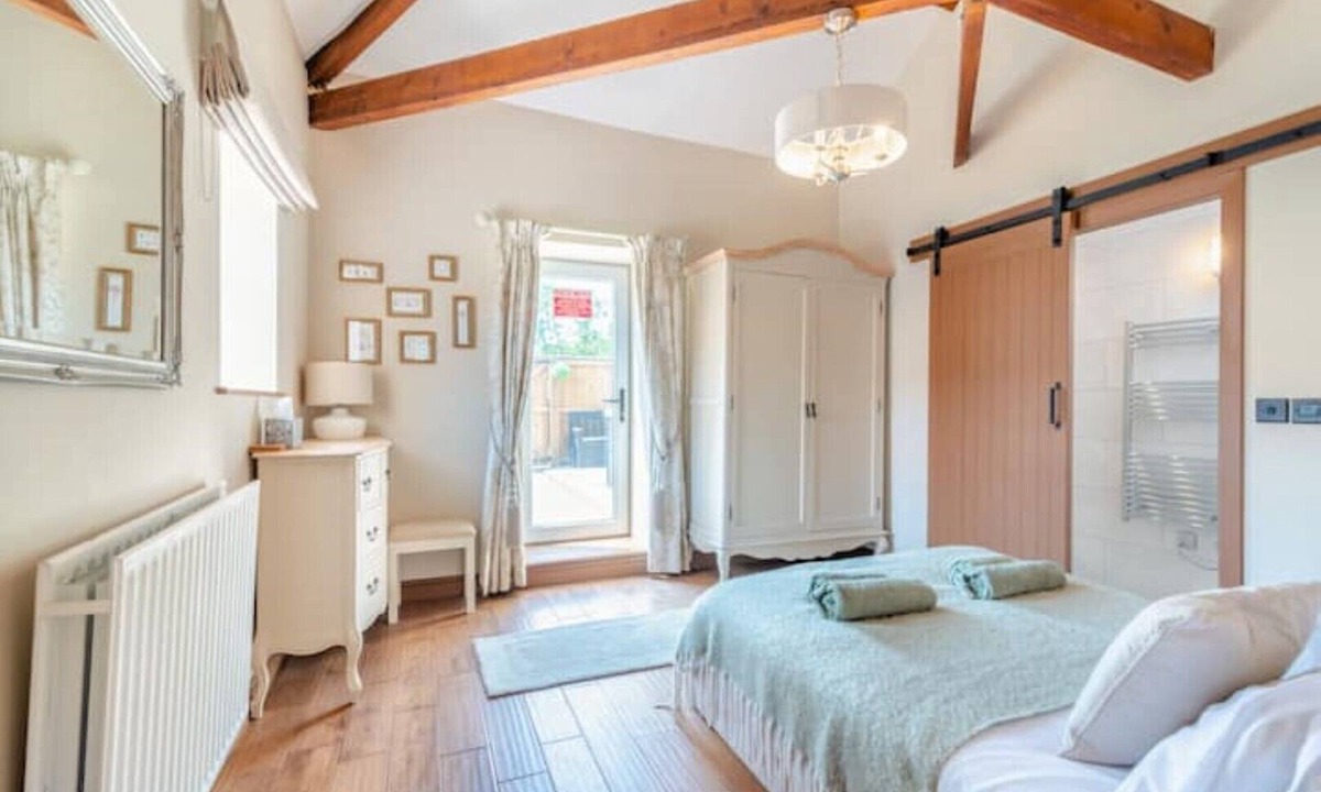 Stockton-on-Tees House | The Old Moat Barn - With Private Hot Tub