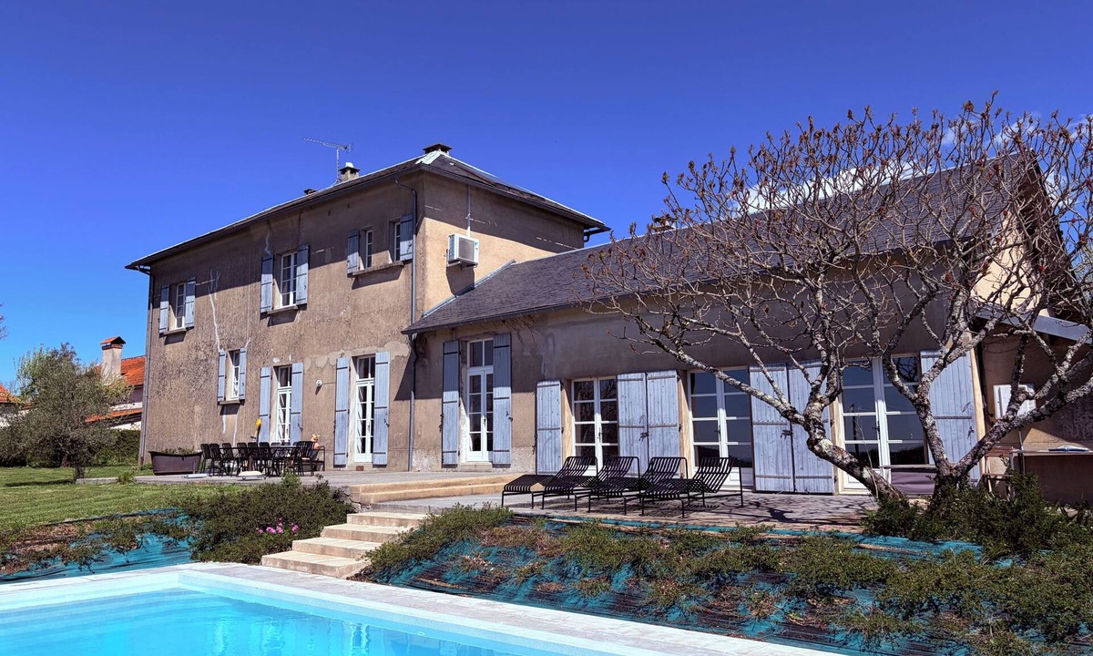 Montredon-Labessonnie Villa | "The old school" in authentic southern French village with high ceilings inside and out