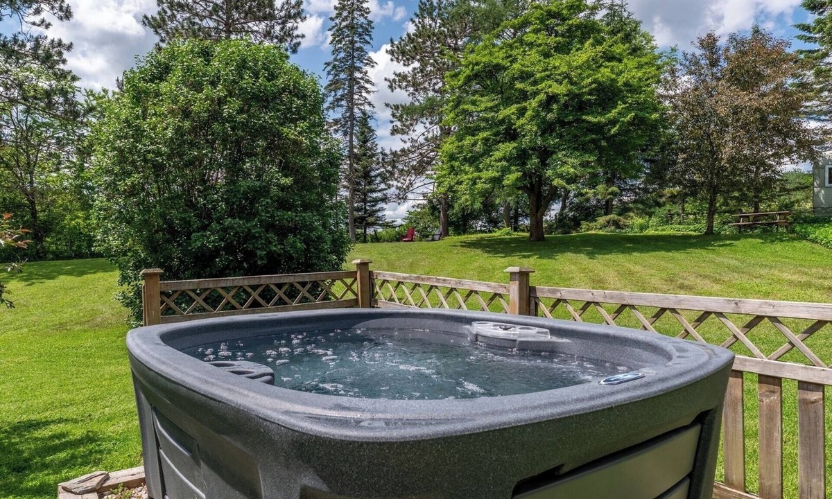 Lac-Brome Ski Chalet | The Old School | Spa | Natural Park | Countryside