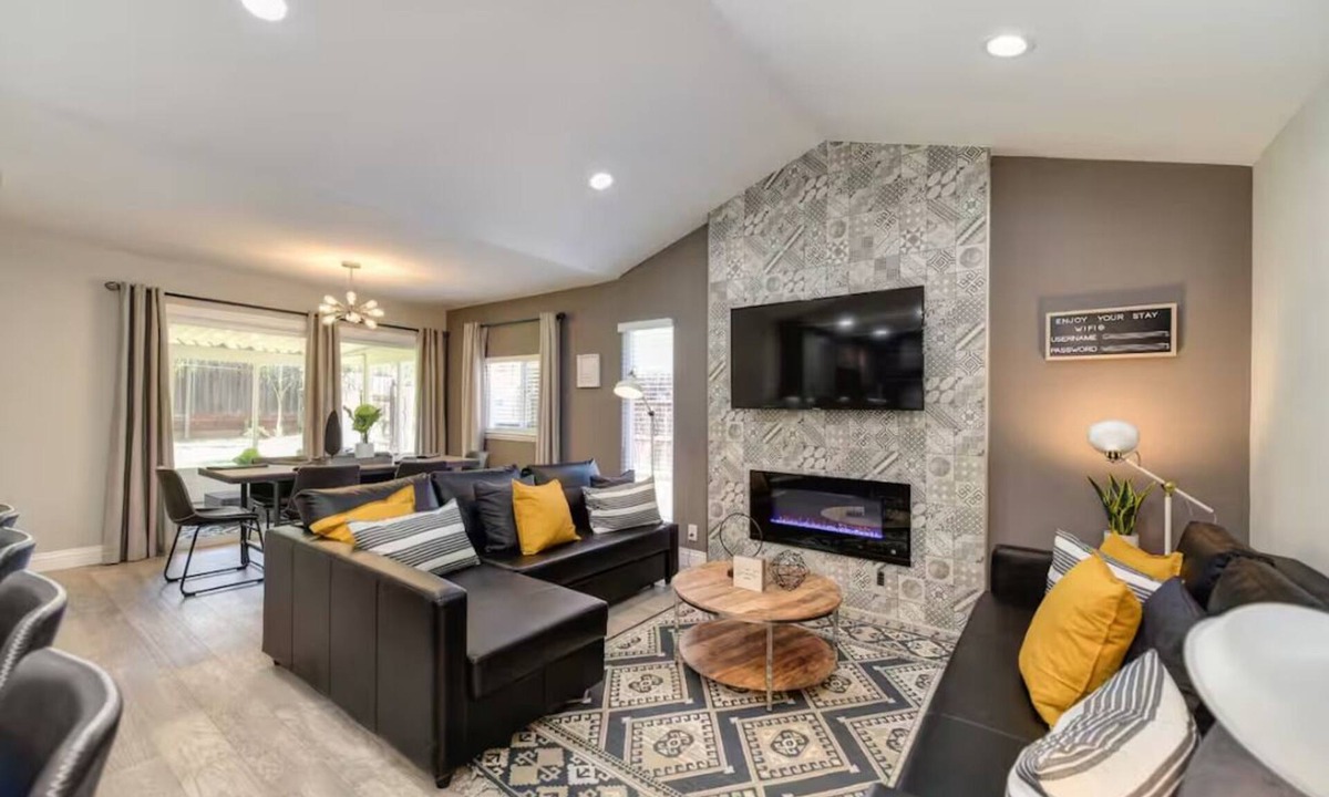 Sacramento House | The Olive House: Charming 3BR Gem, Pet Friendly, Fully Gated, NearDowntown Shops