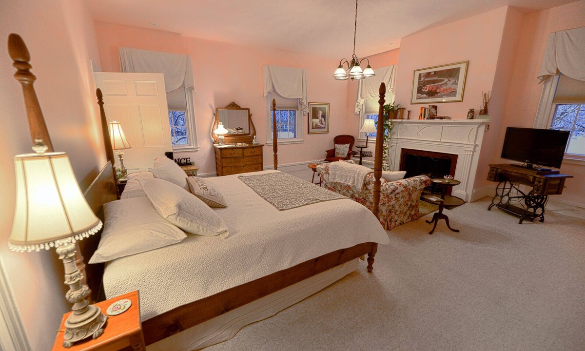Canandaigua Bed & Breakfast | The Oliver Phelps Suite (oversized)