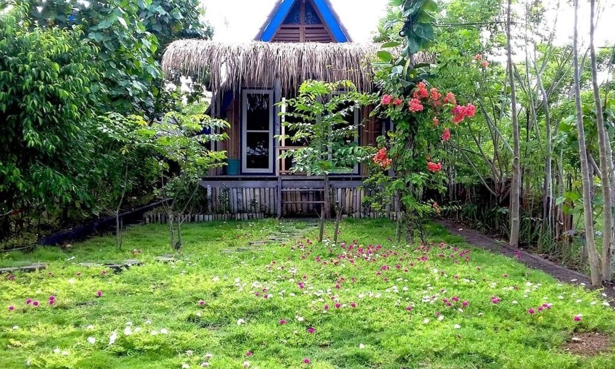 Kecamatan Lembar Cottage | The Only Beachfront Bungalow near Harbor