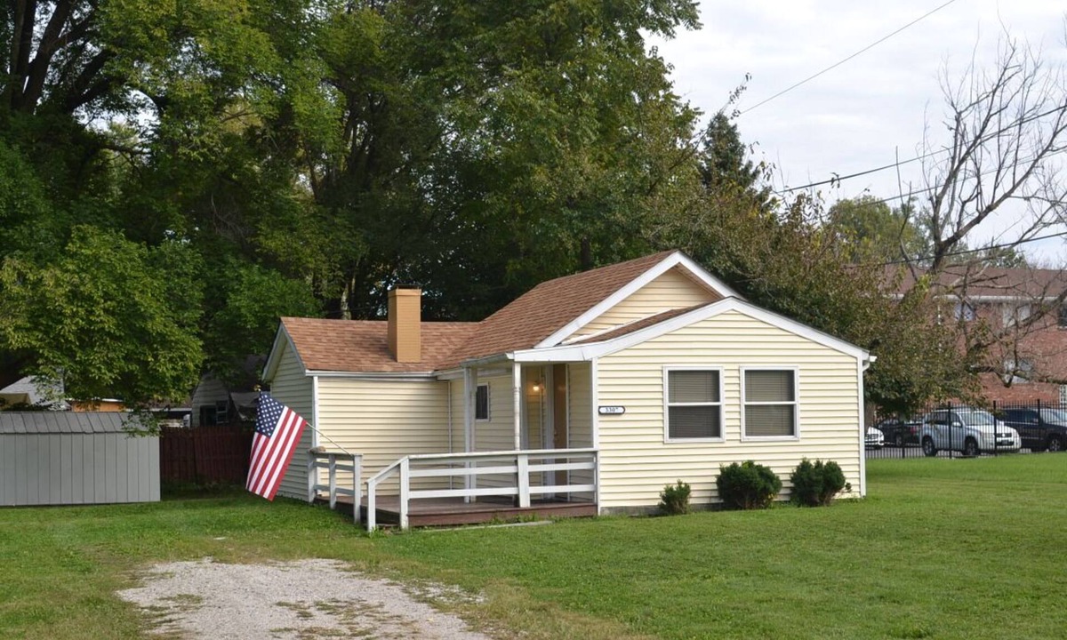 Indianapolis House | The Onyx Cottage. Very cozy and private