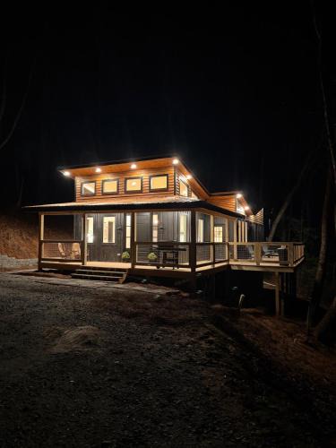 Sapphire Villa | The Onyx - Walk to Falls, Hot Tub, Resort Access, Luxe Approved