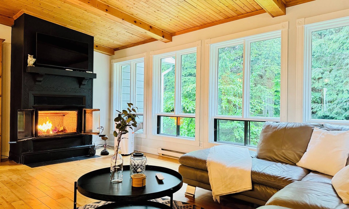 Mansonville Ski Chalet | The OokPik, Spa, Lake, Firepit