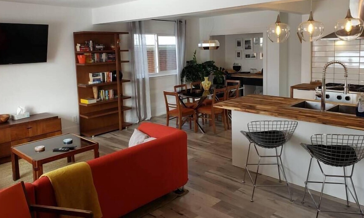 London House | "The Orange Suite" 2BR Vintage Vibe, Chefs Kitchen