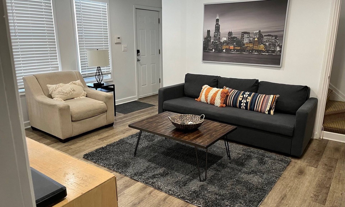 Lakeview House | The Original Wrigleyville Coach House- Private 2 Story House in Heart of City