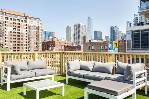 River North Apartment | The Orleans Floor 3 Private rooftop deck