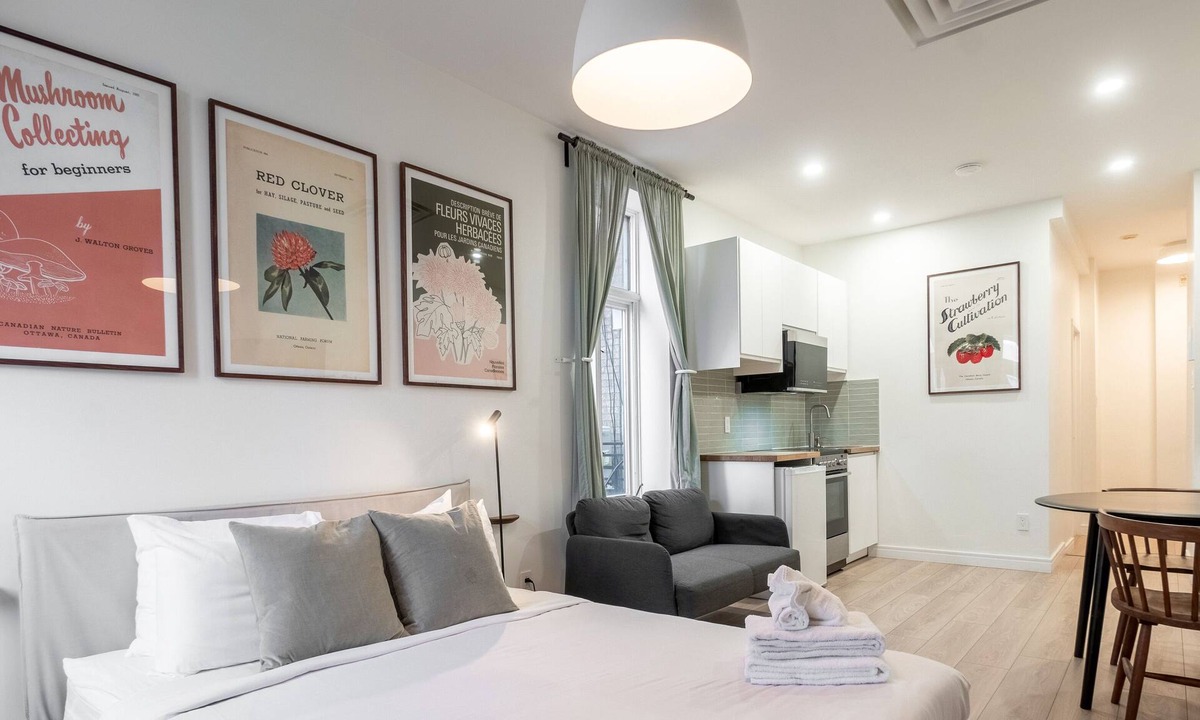 Plateau Mont Royal Apartment | The Oscar Peterson Studio | AC | TV | Near a Metro