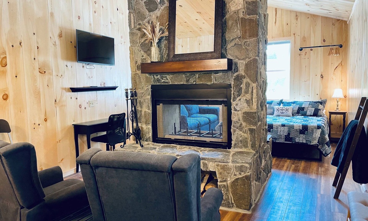 Freeport House | The Outlet Studio, Rustic Comfort w Fireplace