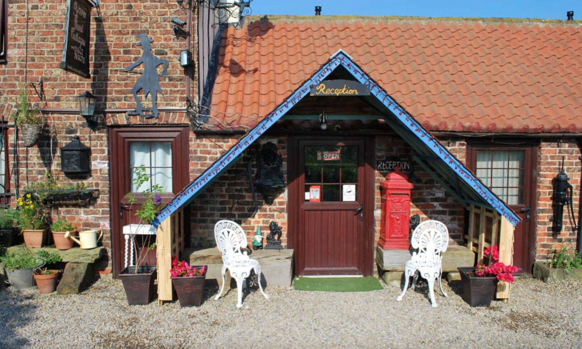 Yarm Cottage | The Paddock - Sleeping 2 - B & B Yarm double bed en suite/fridge/microwave