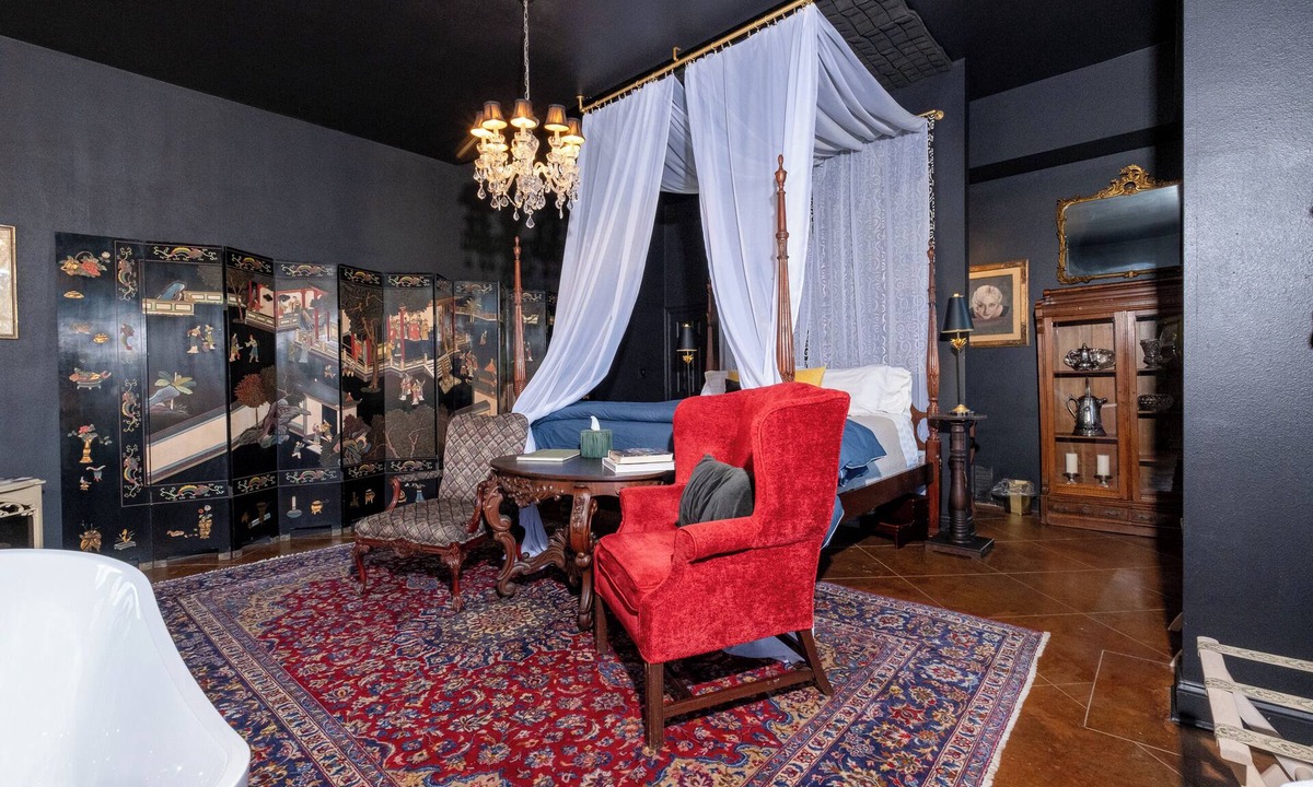 East of Broadway Hotel | The Pagoda | King Suite | The Empress Hotel