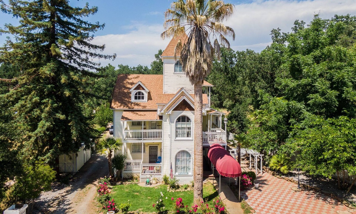 Jamestown Hotel | The Palm Hotel