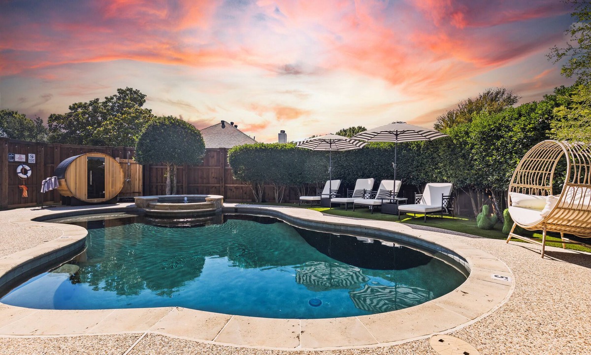 Frisco House | The Palmera Frisco - Sauna Spa Heated Pool Golf Skeeball Bowling Movie Projector