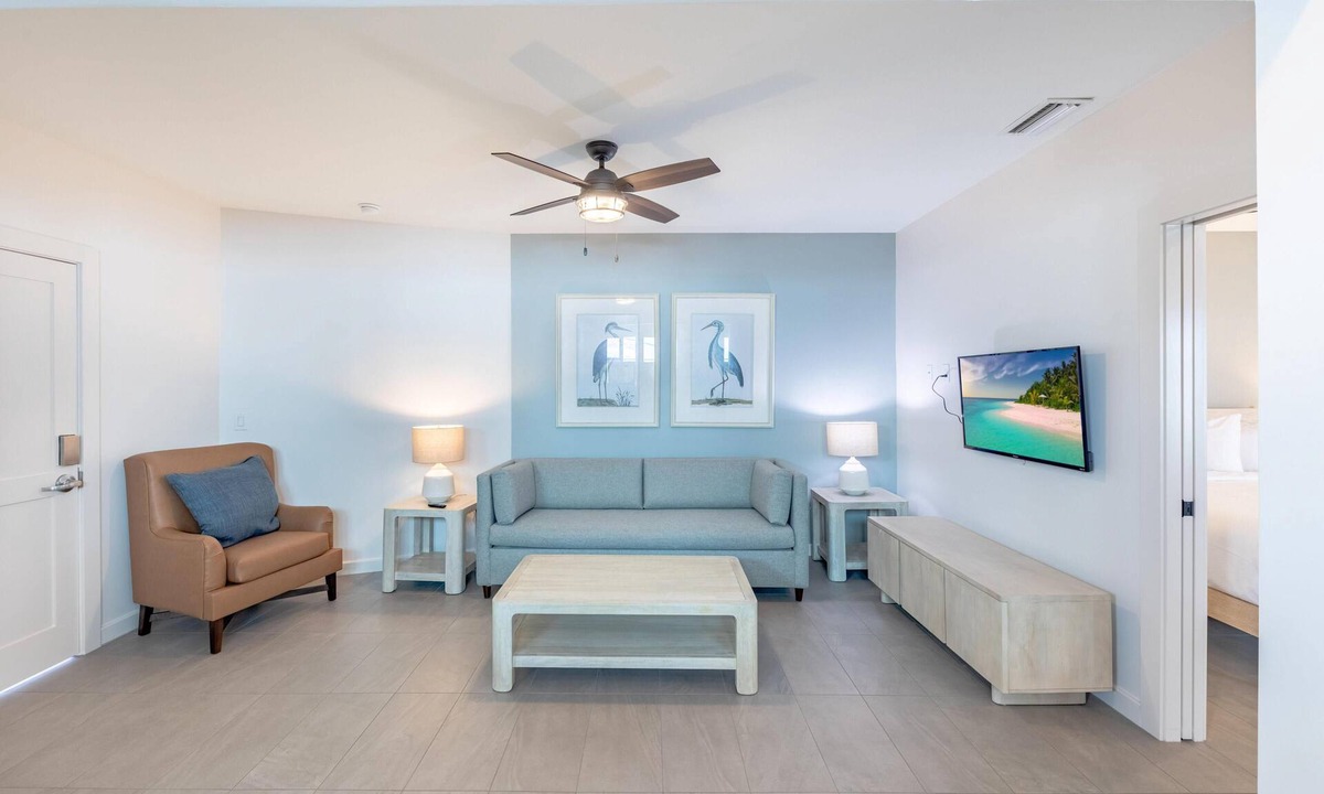 Downtown Boca Grande Historic District Hotel | The Palmetto Inn - Grouper - King 1 Bdrm with Full Kitchen
