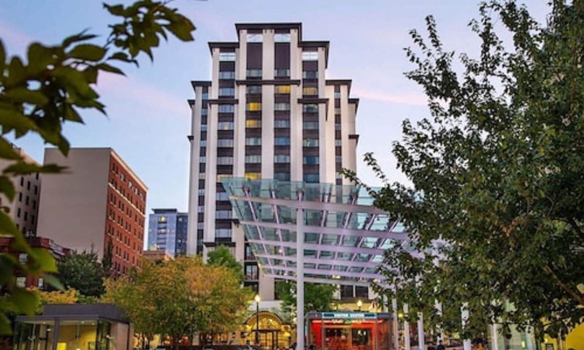 Downtown Portland Hotel | The Paramount Hotel