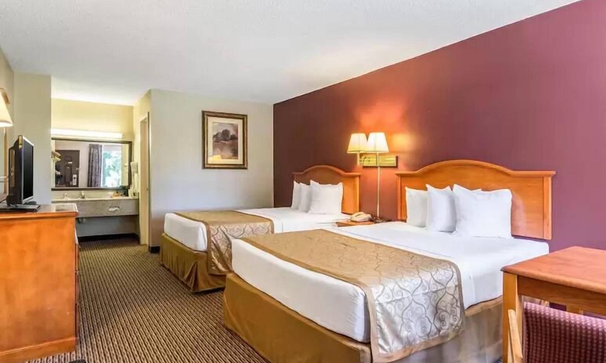 Mountain View Hotel | The Parkwood Inn & Suites