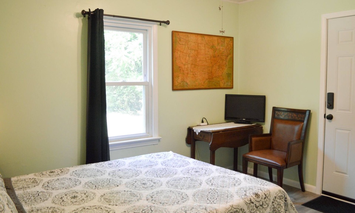 Franklin Apartment | The Parlor in the Pines - getaway studio