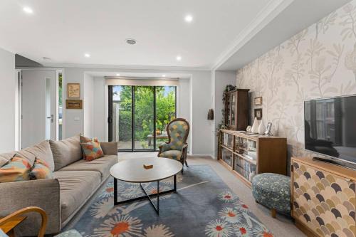 Canadian House | The Pattern House Ballarat - Lakeside Creative Haven