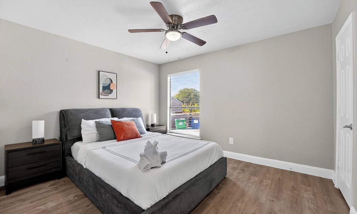 Lake Highlands Apartment | The Paxton | Sleek 2 Bedroom Flat