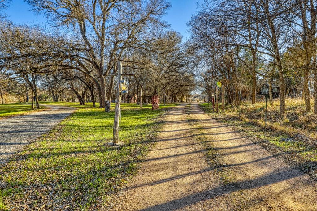 Fredericksburg House | The Pecan @ Mendelbaum Winery Guest Cabins