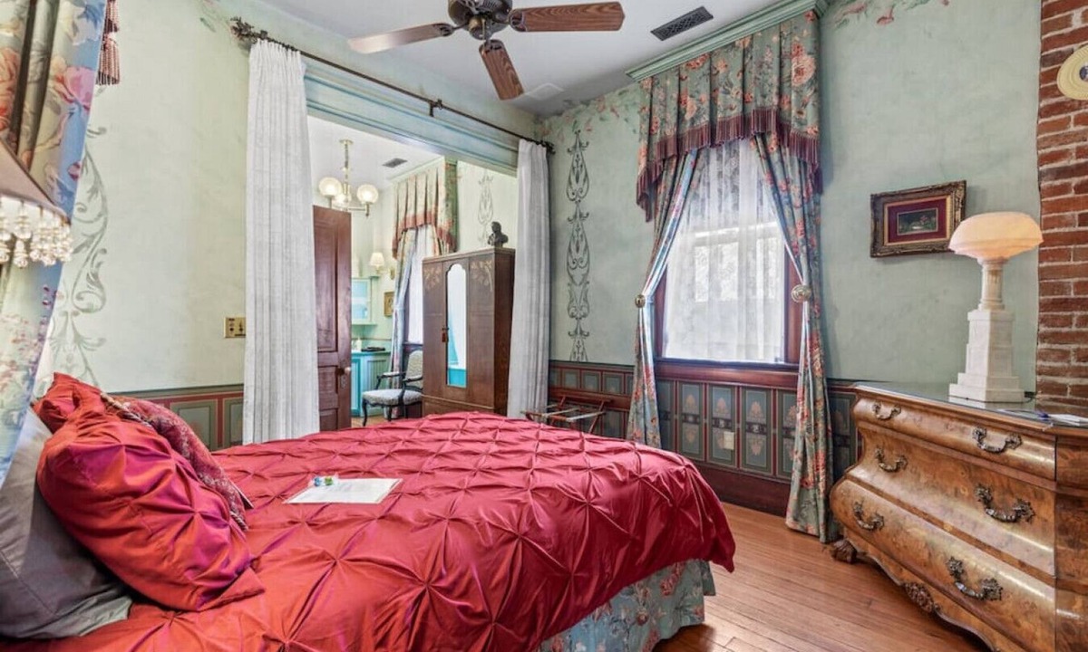 Historic Railroad District Apartment | The Peerless Hotel | Junior Suite #5 | Jetted Tub