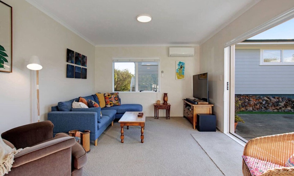 Te Atatu Peninsula House | The Peninsula Riverside Abode with Garden Views