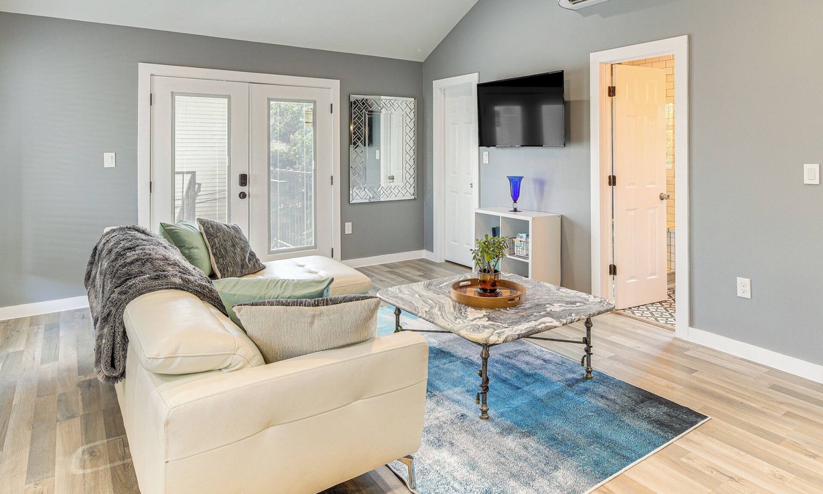 Montrose Apartment | 'The Penthouse' in Space City: 10 Mi to NRG