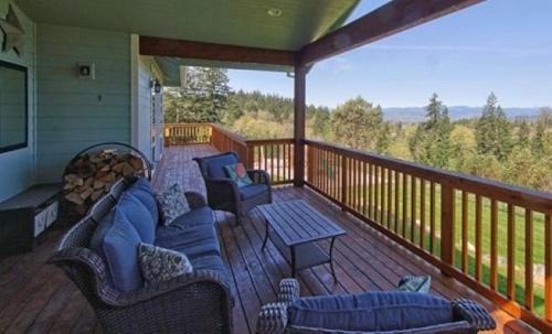 Amity House | The Perch - Eola Hills Pet Friendly w Hot tub