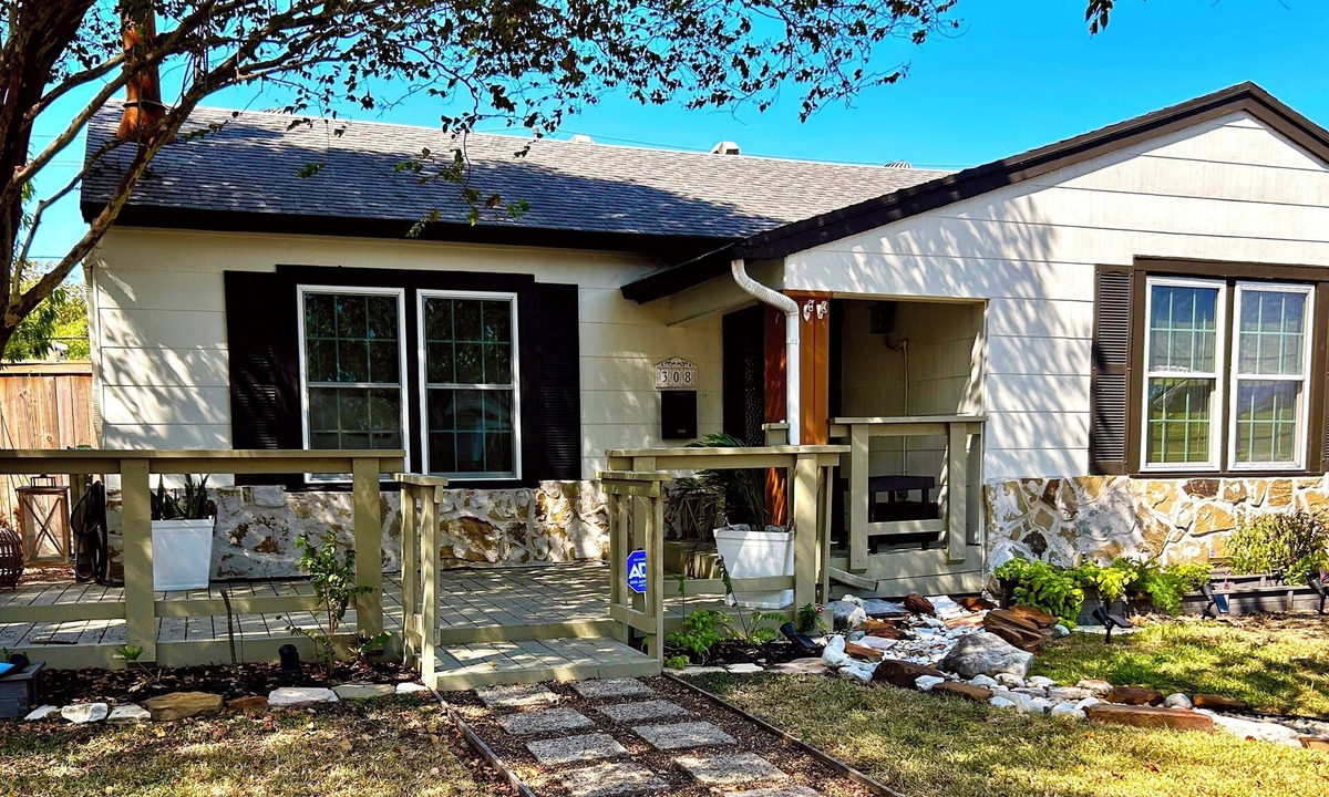 Del Mar House | The Perch on Morningside- Your Quiet Escape